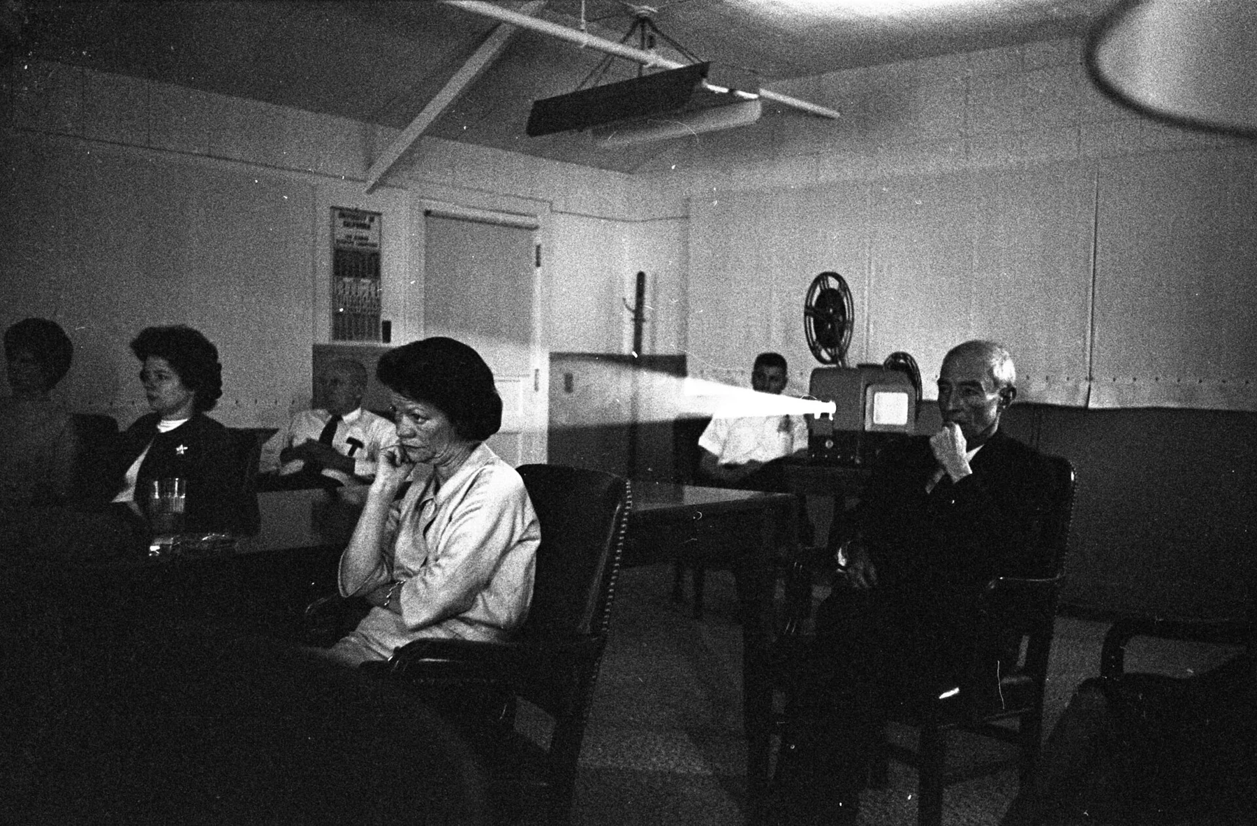 Ο Oppenheimer και η Kitty σε προβολή ντοκιμαντέρ στο Los Alamos το 1964