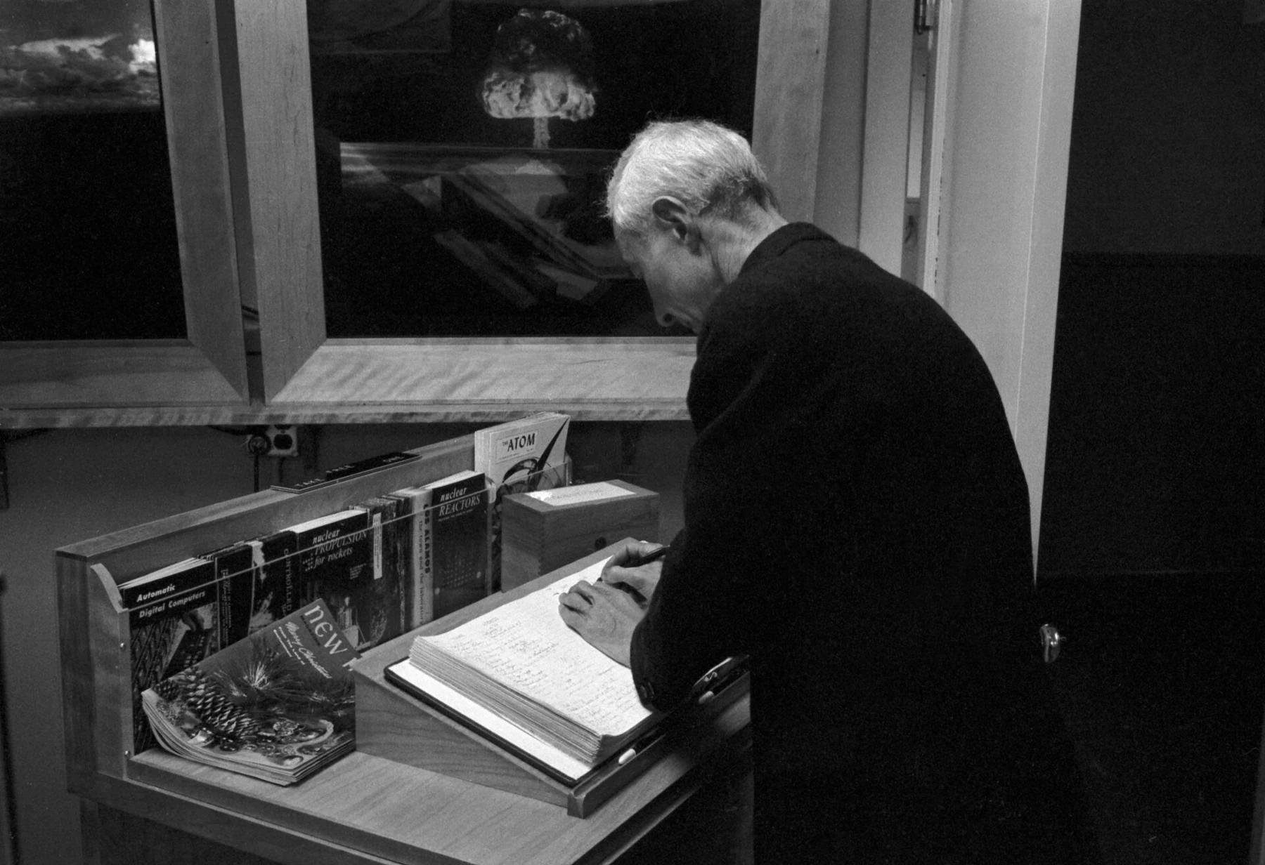 Ο Oppenheimer υπογράφει το βιβλίο επισκεπτών του μουσείου στο Los Alamos