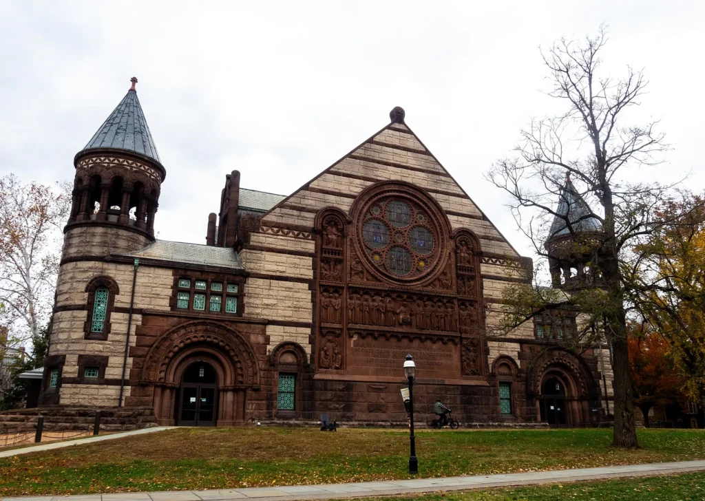Η Alexander Hall στο Princeton, όπου έγινε η τελετή μνήμης του Oppenheimer στις 25 Φεβρουαρίου 1967. Η φωτογραφία είναι σύγχρονη, του 2025.