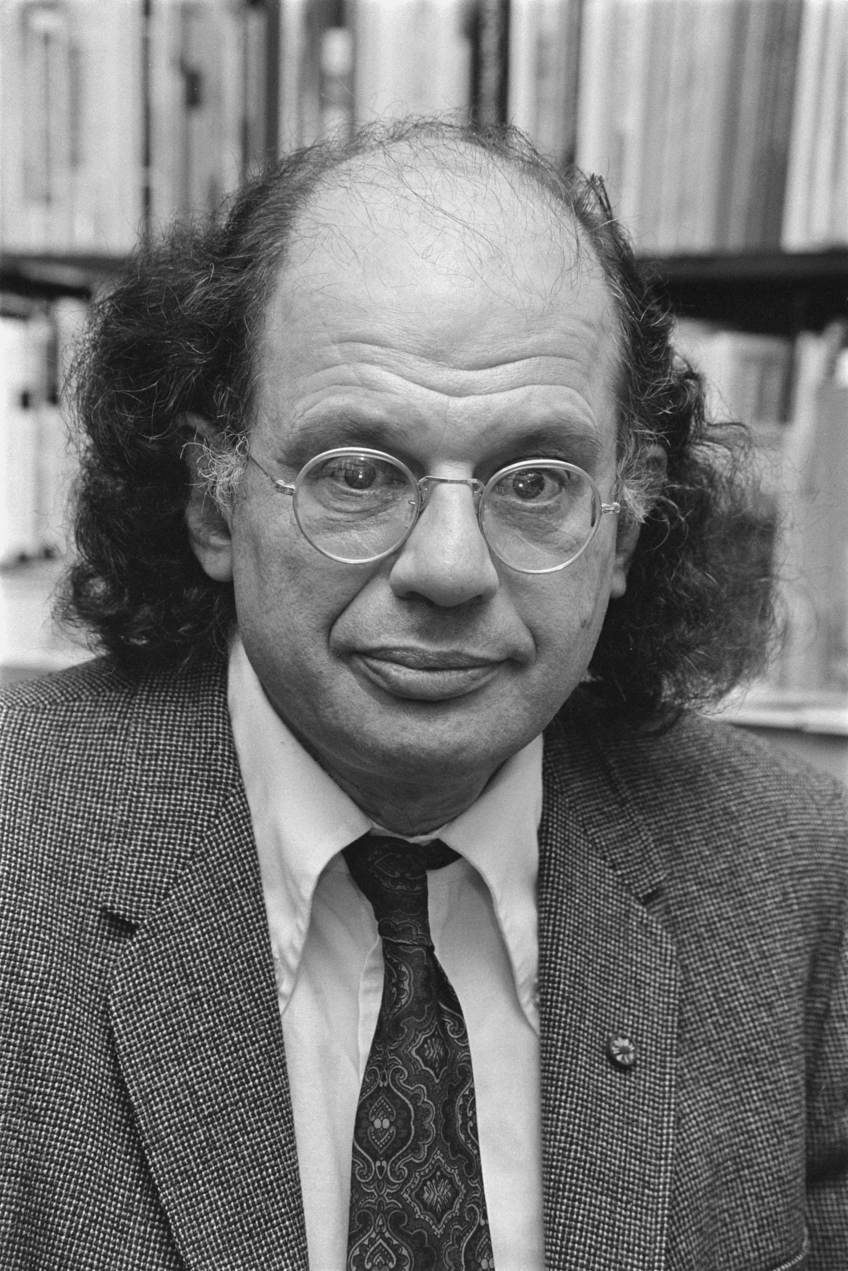 Ο Allen Ginsberg με γυαλιά, σακάκι και γραβάτα, το 1979