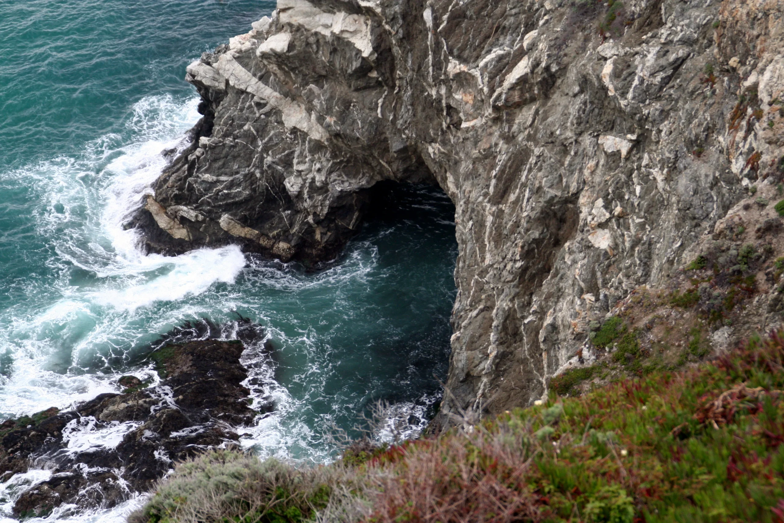 Βραχώδης ακτή και κύματα του Ειρηνικού στο Big Sur της Καλιφόρνιας