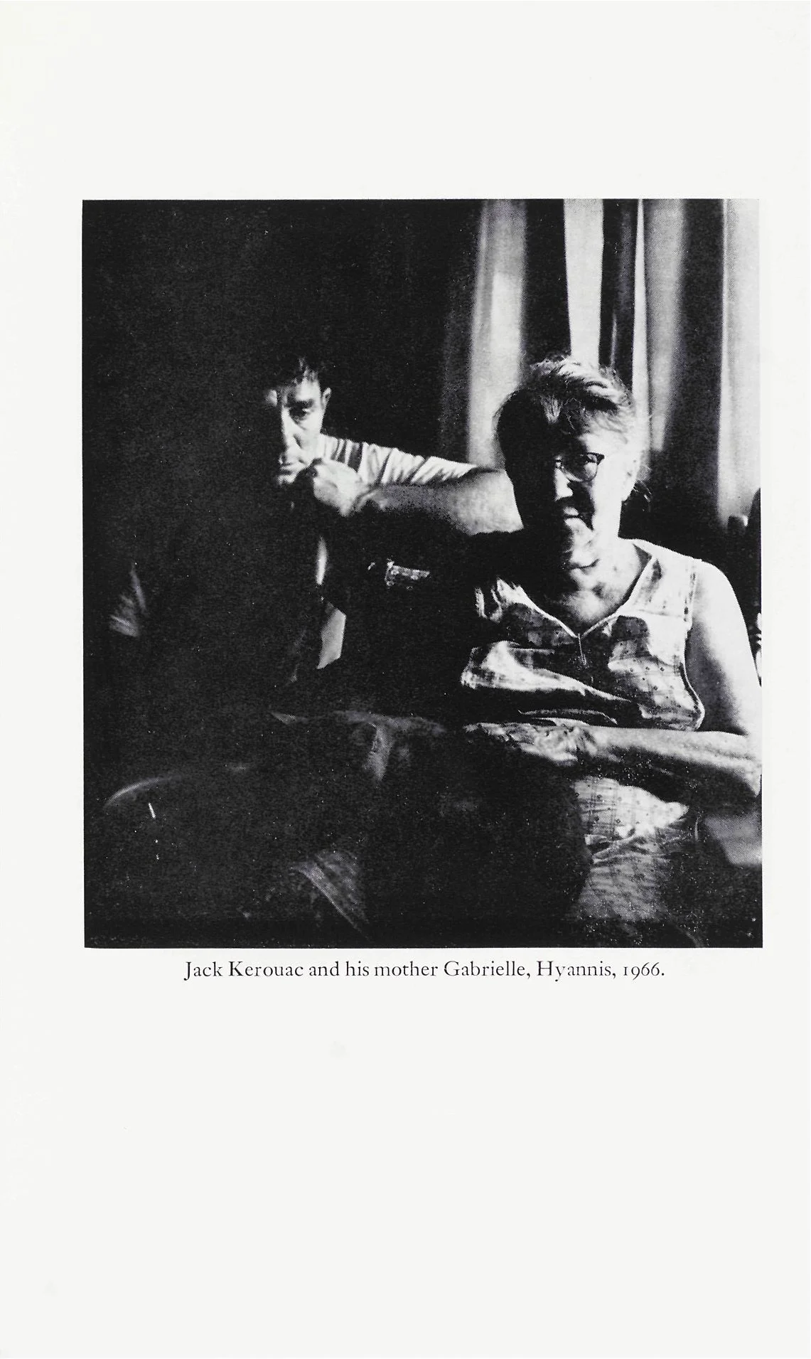 Ψηφιοποιημένη σελίδα με φωτογραφία του Jack Kerouac και της μητέρας του Gabrielle στο Hyannis το 1966