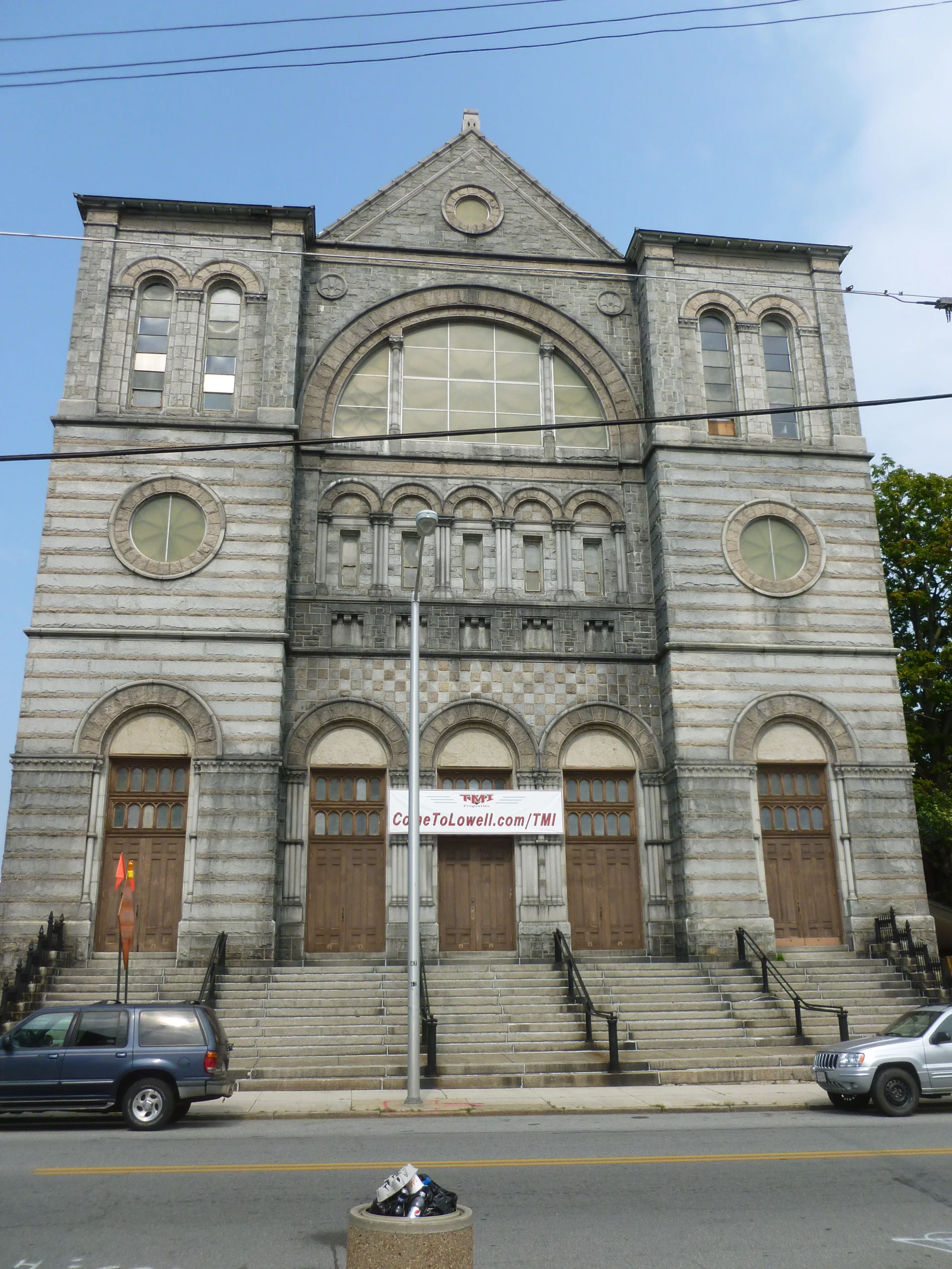 Η πρόσοψη του ναού Saint Jean-Baptiste στο Lowell της Μασαχουσέτης
