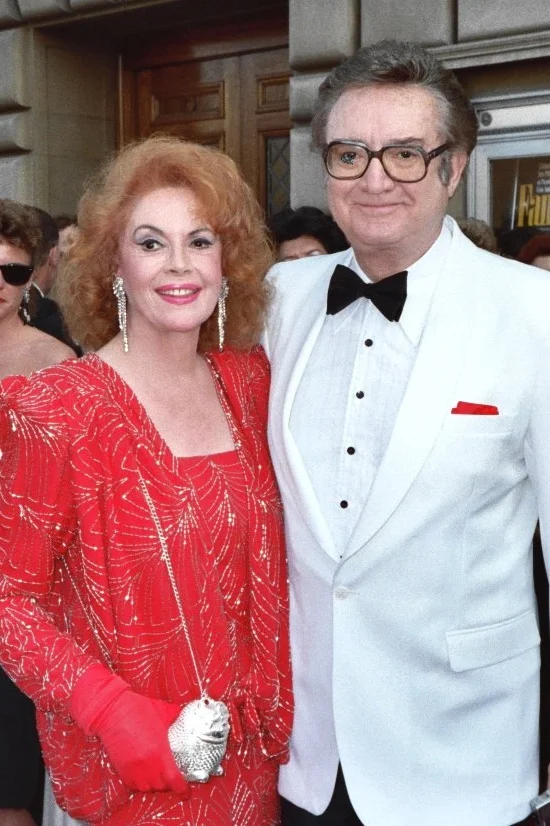 Ο Steve Allen με λευκό σακάκι, δίπλα στη Jayne Meadows στα βραβεία Emmy του 1987