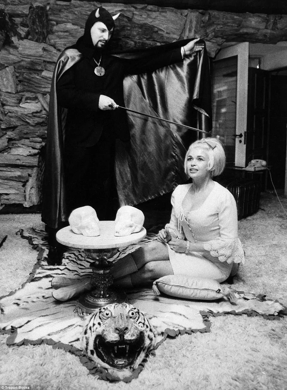 Η Jayne Mansfield με τον Anton LaVey, ιδρυτή της Church of Satan
