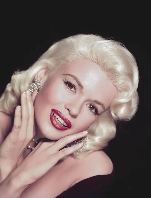 Έγχρωμο πορτρέτο της Jayne Mansfield