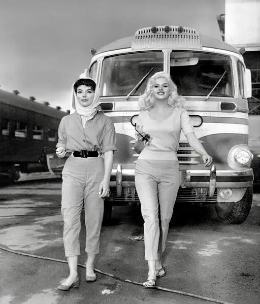 Η Joan Collins στην ταινία The Wayward Bus (1957)