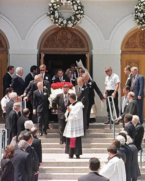 Η κηδεία της Jayne Mansfield, με το φέρετρο
