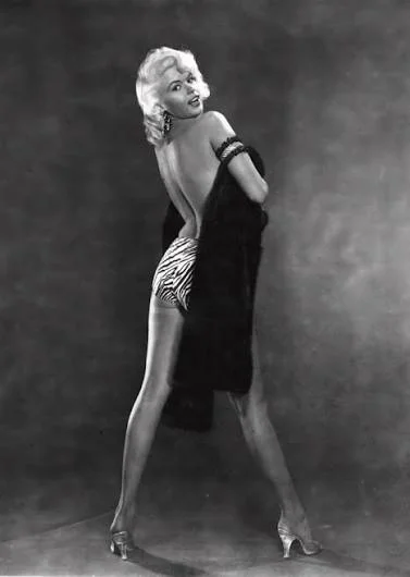 Ολόσωμη ασπρόμαυρη φωτογραφία της Jayne Mansfield με μαύρο φόρεμα και γάντια
