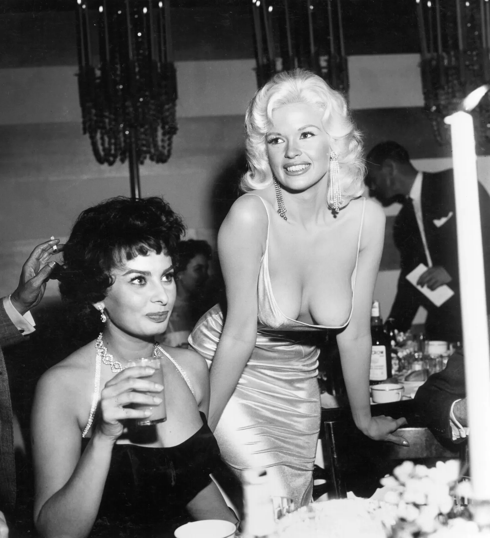 Η Jayne Mansfield και η Sophia Loren στο δείπνο του Απριλίου 1957