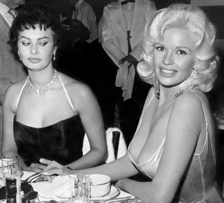 Η Sophia Loren κοιτά λοξά την Jayne Mansfield στο δείπνο