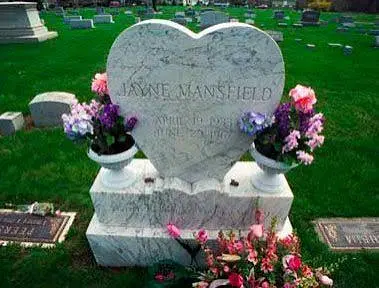 Ο τάφος της Jayne Mansfield με καρδιόσχημη ταφόπλακα στο Fairview Cemetery