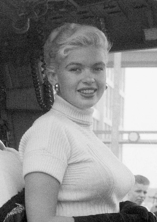 Η Jayne Mansfield χαμογελά, με ζιβάγκο