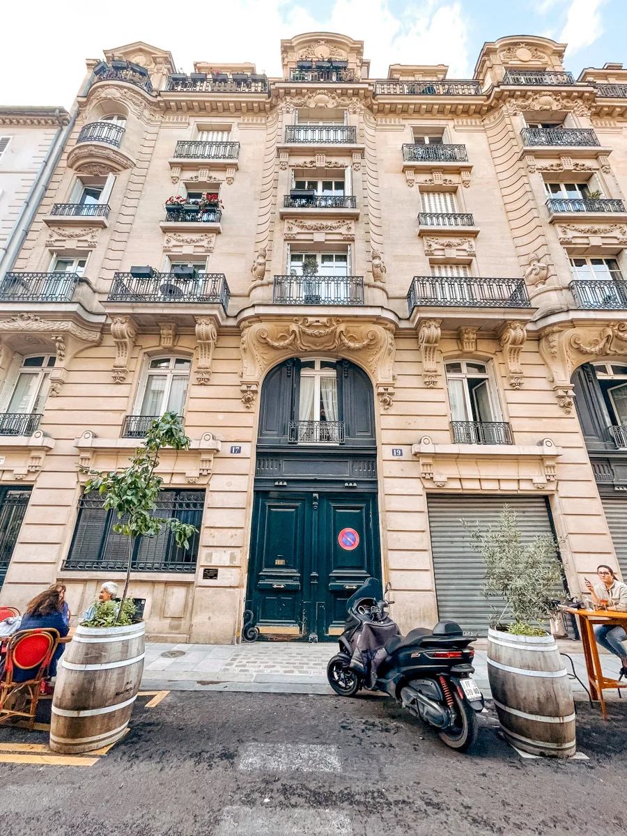 Η πρόσοψη του κτιρίου στη 17 rue Beautreillis, με πράσινη είσοδο και μπαλκόνια