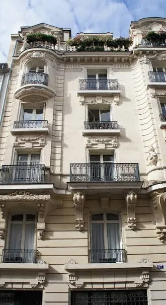 Η πρόσοψη του κτιρίου όπου έμενε ο Jim Morrison στη rue Beautreillis