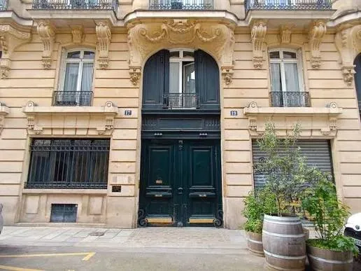 Η είσοδος του κτιρίου στη διεύθυνση 17 rue Beautreillis στο Παρίσι