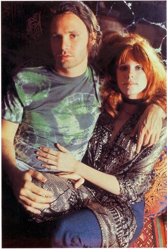 Η Pamela Courson σε μποέμ στιλ