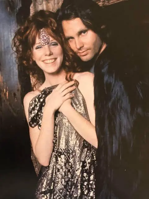Η Pamela Courson χαμογελά