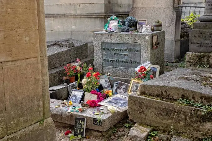 Ο τάφος του Jim Morrison στο Père Lachaise με λουλούδια, φωτογραφίες και αφιερώματα