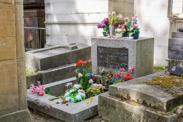 Ο τάφος του Jim Morrison στο Père Lachaise με λουλούδια και αφιερώματα
