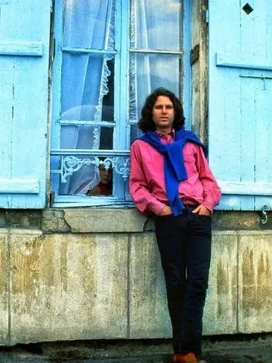 Ο Jim Morrison με ροζ πουκάμισο μπροστά σε γαλάζιο παράθυρο
