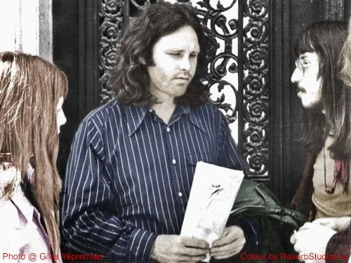 Ο Jim Morrison με ριγέ πουκάμισο, ανάμεσα σε φίλους στο Παρίσι