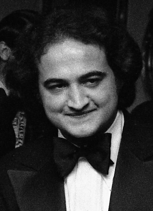 Ο John Belushi σε ασπρόμαυρο πορτρέτο από εκδήλωση του 1976.