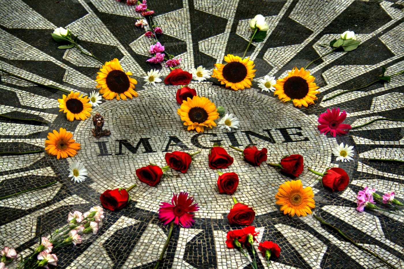 Λουλούδια γύρω από τη λέξη Imagine στο ψηφιδωτό του Strawberry Fields στο Central Park