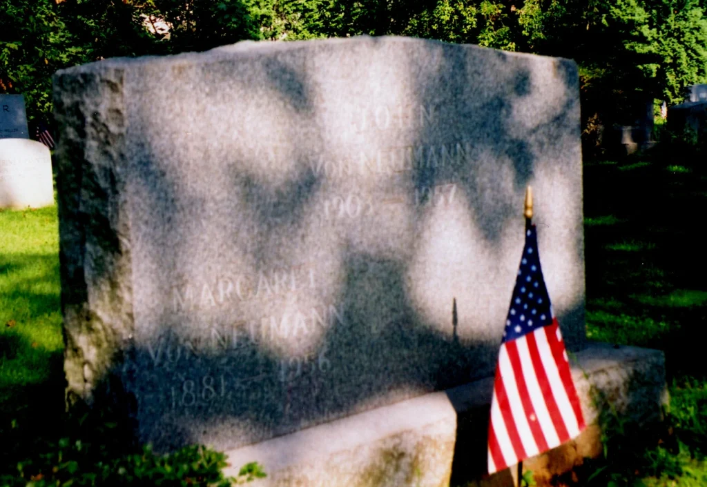 Ο τάφος του Τζον φον Νόιμαν στο Princeton Cemetery του New Jersey.