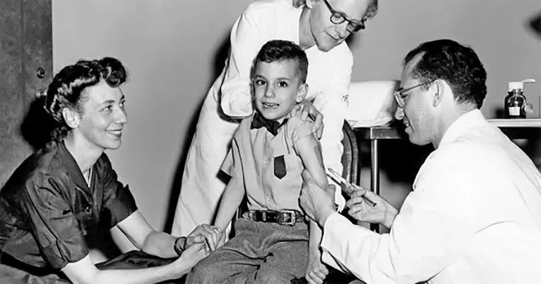 Ο Jonas Salk εμβολιάζει ένα παιδί με το εμβόλιο της πολιομυελίτιδας