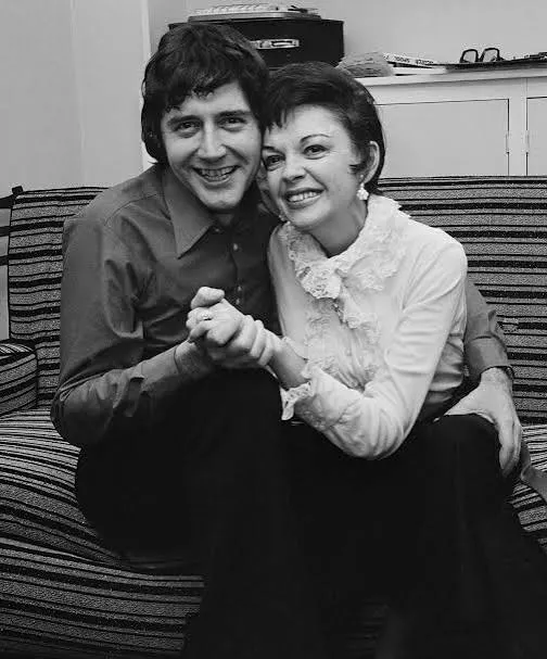 Η Judy Garland και ο Mickey Deans μετά τον γάμο τους στο Λονδίνο το 1969