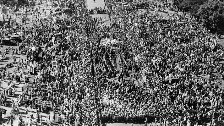 Η πομπή της κηδείας του Γκάντι και το πλήθος στους δρόμους του Δελχί το 1948