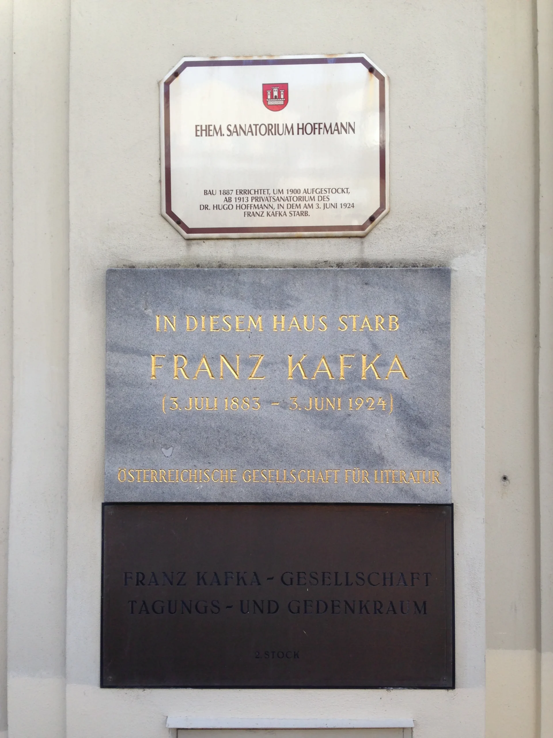 Αναμνηστικές πλάκες για το σανατόριο Hoffmann και τον θάνατο του Franz Kafka στο Kierling