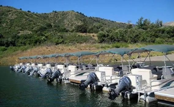 Σκάφη pontoon στη μαρίνα της Lake Piru Recreation Area