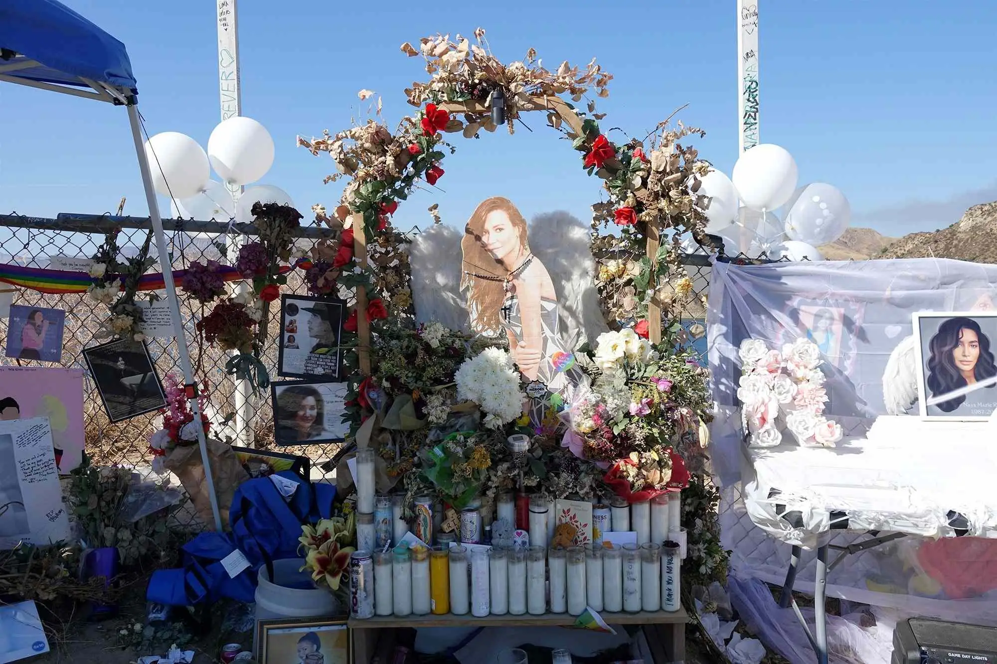Λουλούδια και μηνύματα κάτω από την πινακίδα της Lake Piru