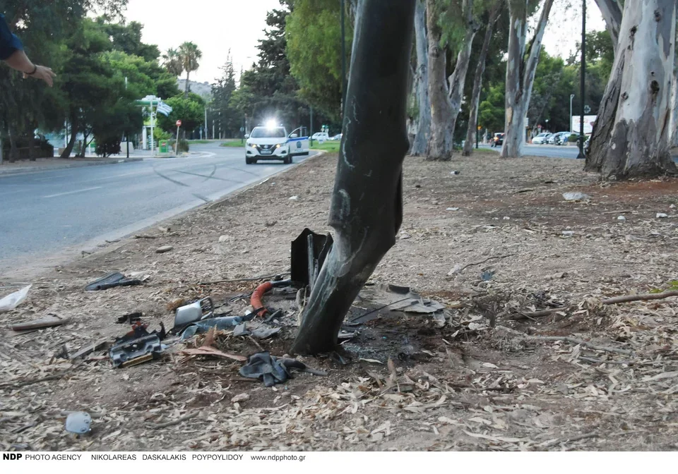 Ο δρόμος στη Βουλιαγμένη δίπλα στον παραμορφωμένο στύλο και στα συντρίμμια του δυστυχήματος.