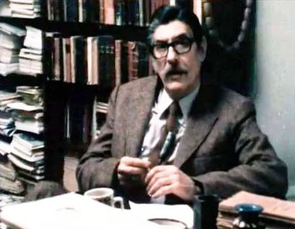 Ο Μανόλης Αναγνωστάκης στο γραφείο του, από την εκπομπή Παρασκήνιο