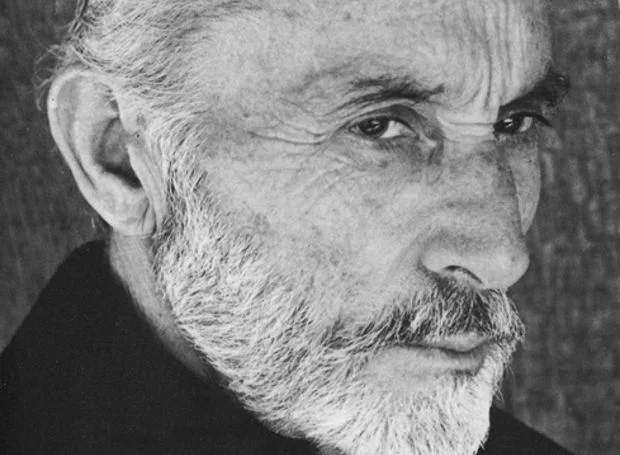 Κοντινό ασπρόμαυρο πορτρέτο του Μάνου Κατράκη με λευκά μαλλιά και γένια.