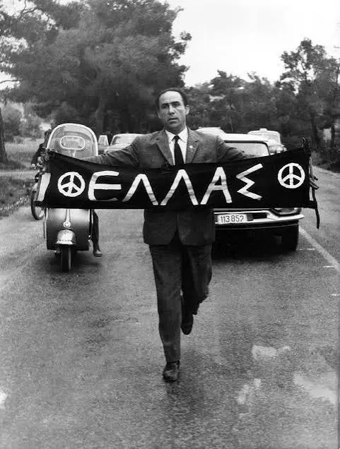 Ο Γρηγόρης Λαμπράκης στην πορεία ειρήνης Μαραθώνα–Αθήνας, 21 Απριλίου 1963