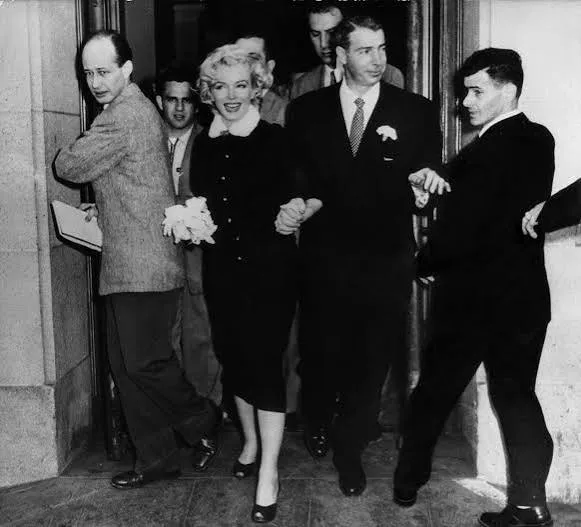 Η Μέριλιν Μονρόε με ανθοδέσμη και ο Joe DiMaggio στην έξοδο του δημαρχείου του Σαν Φρανσίσκο.