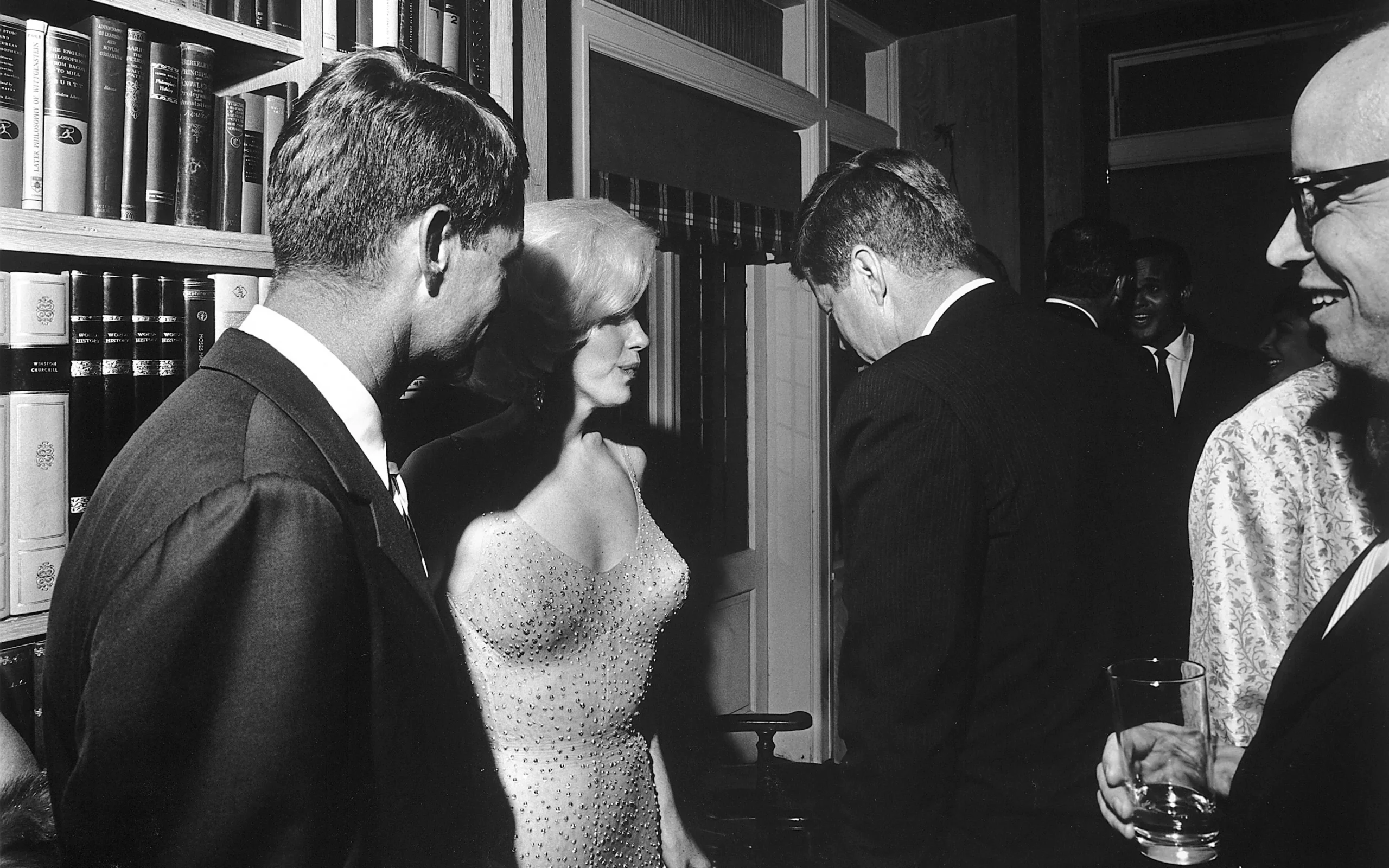 Η Μέριλιν Μονρόε με τους John και Robert Kennedy στη δεξίωση της 19ης Μαΐου 1962.