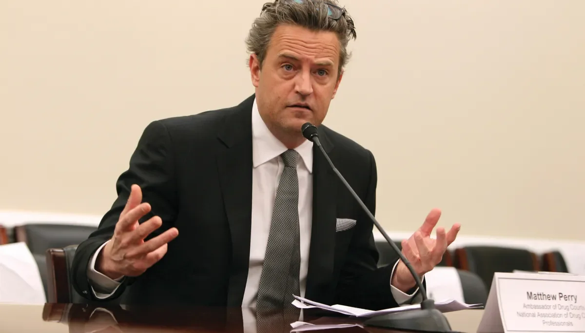 Ο Matthew Perry μιλά σε εκδήλωση για τα δικαστήρια ναρκωτικών και τη μείωση της κατάχρησης ουσιών