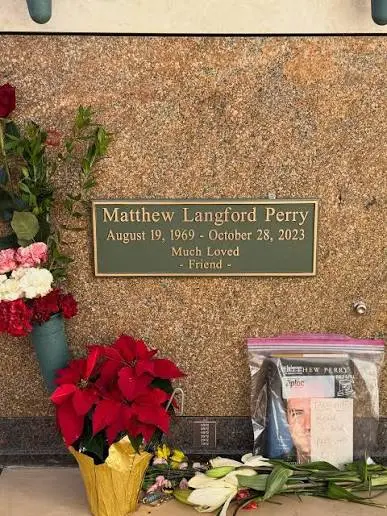 Ο τάφος του ηθοποιού Matthew Perry στο Forest Lawn Memorial Park του Hollywood Hills