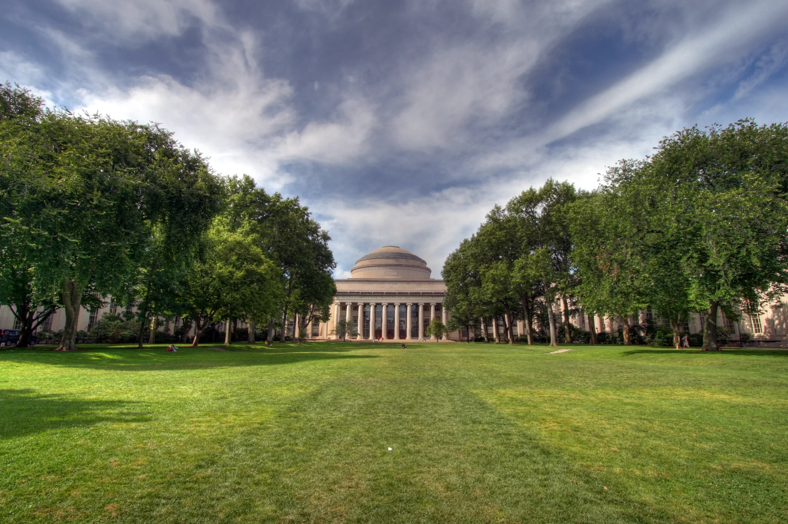 Η Killian Court και ο μεγάλος θόλος του MIT στο Cambridge της Μασαχουσέτης, όπου σπούδασε ο Richard Feynman