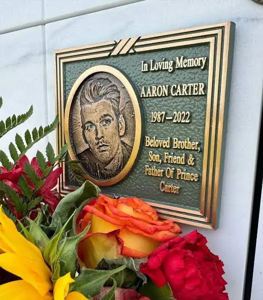 Το μνημείο του Άαρον Κάρτερ στο Forest Lawn Hollywood Hills