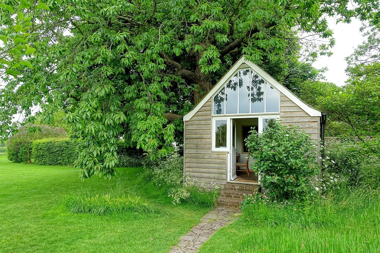 Το μικρό γραφείο της Virginia Woolf στον κήπο του Monk’s House, από άλλη οπτική γωνία