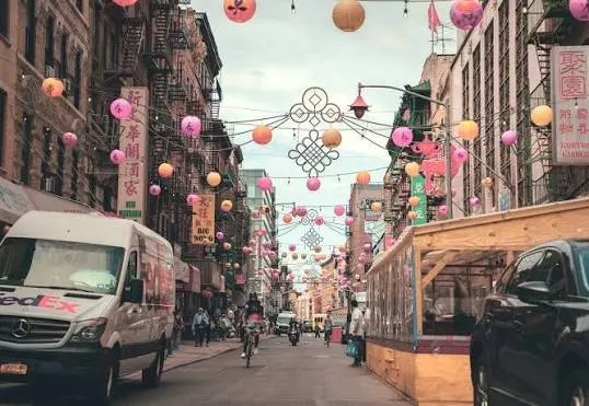 Η Mott Street στη Chinatown του Μανχάταν με καταστήματα και πινακίδες