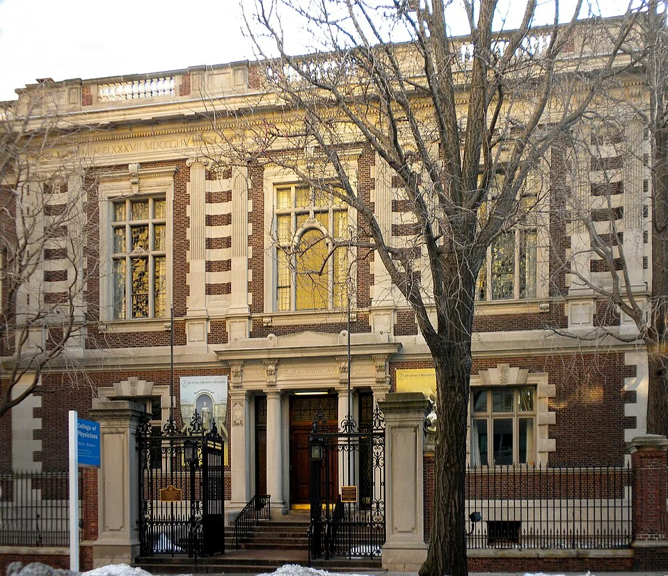 Η είσοδος του Μουσείου Mütter στο College of Physicians της Φιλαδέλφειας