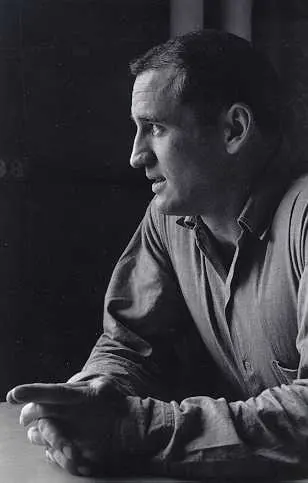 Ο Neal Cassady καθισμένος σε τραπέζι στη φυλακή San Quentin