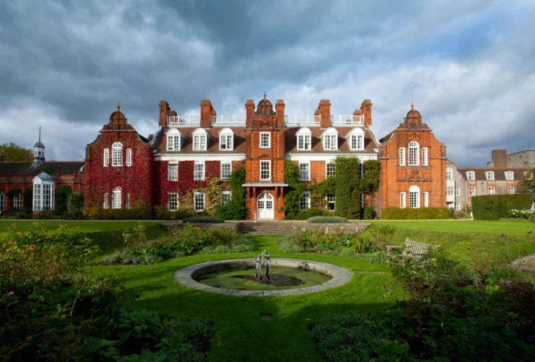 Το κτίριο του Newnham College στο Cambridge
